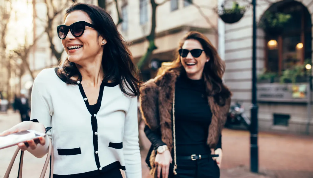 Mutter geht mit Tochter shoppen